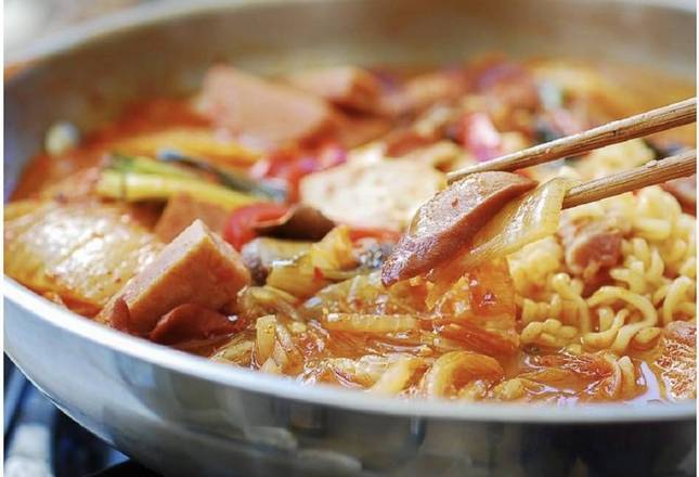 Budae Jjigae (부 대 찌 개) (韩式部队汤)